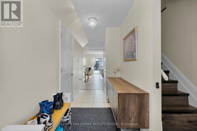 Photo - 1552 Queensdale Ave