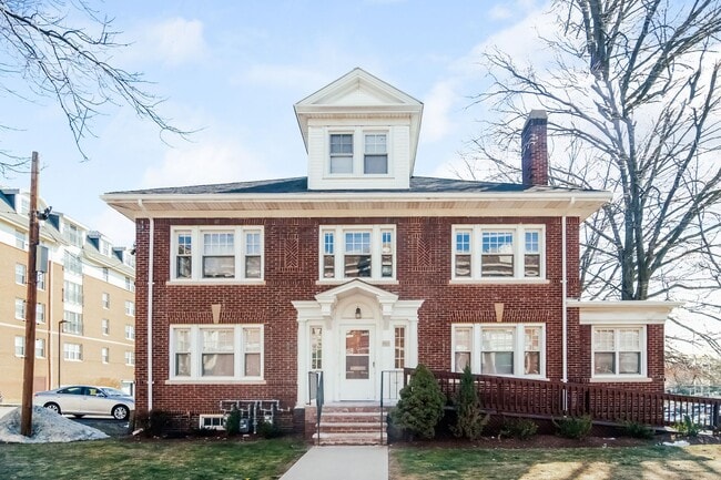 Building Photo - Charming 4 Bedroom-No Broker Fee