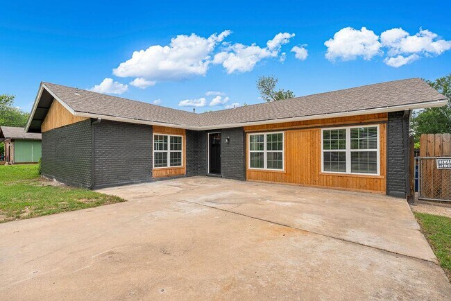 Photo - 1204 Spearson Ln
