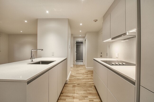Building Photo - 705 Boulevard Churchill Unit 203