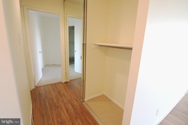 Building Photo - 307 Yoakum Pkwy Unit 615