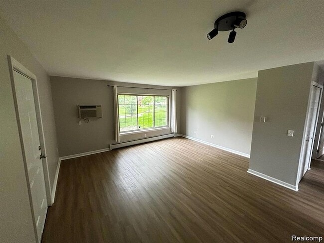 Photo - 454 Romeo Rd