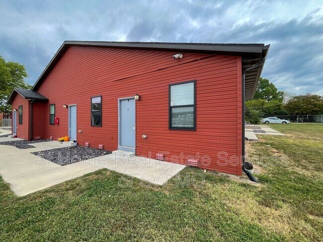 Photo - 2009 E Grand St Unit F