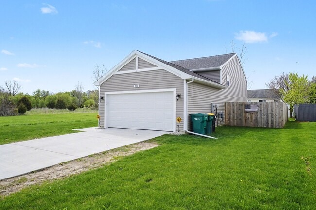 Photo - 202 Creek Pointe Cir