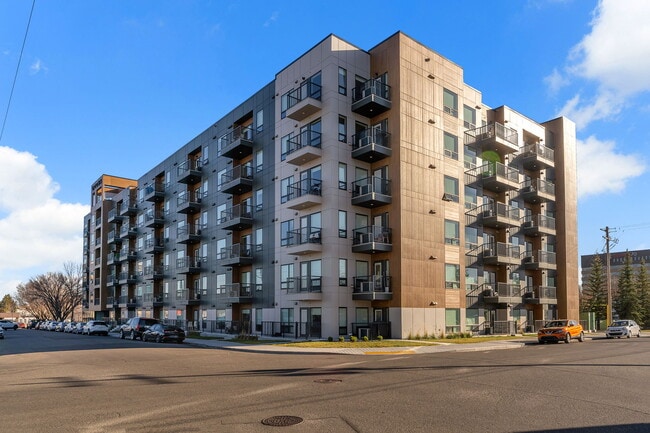 Building Photo - 517 67 Av SW