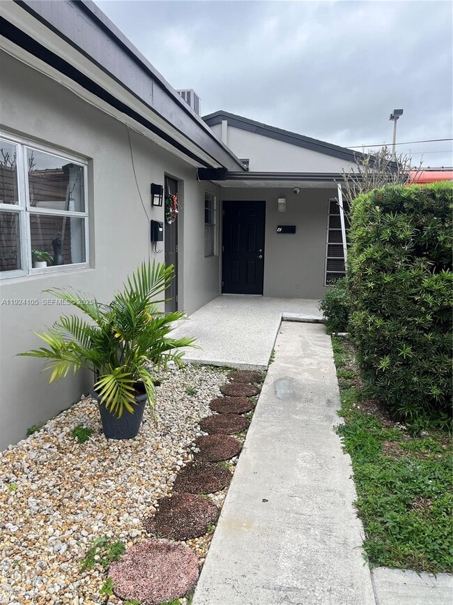 Photo - 920 SW 30th Ave Unit 2