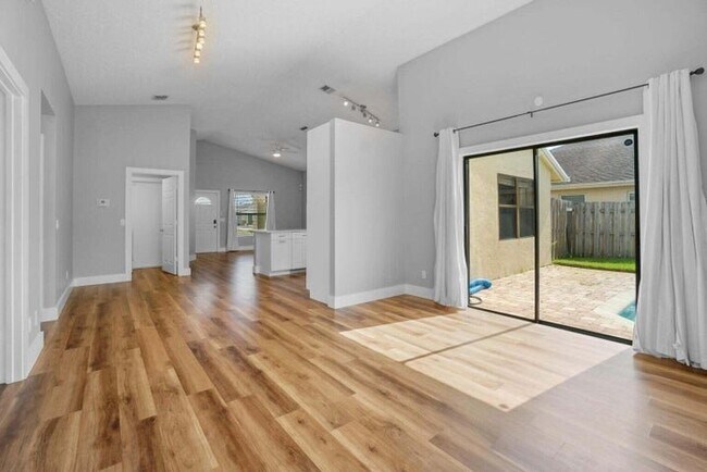 Photo - 6216 Mullin St