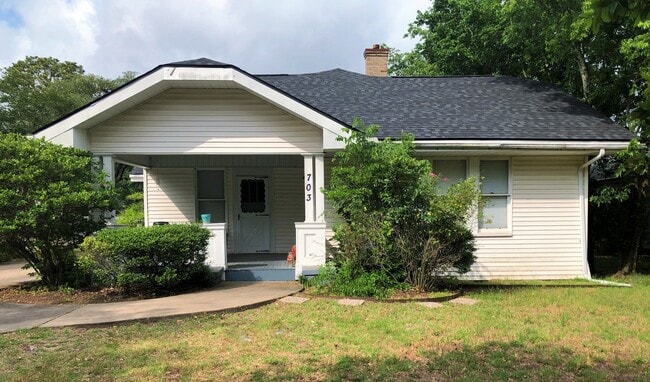 Building Photo - 703E31 Unit House