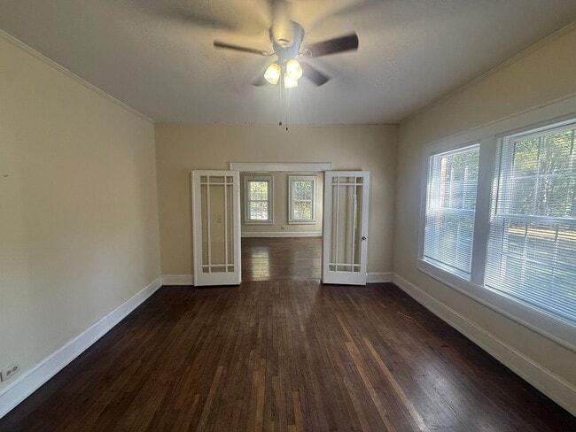 911 Shady Oak Ln