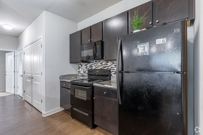 3BR, 3BA - 1,168SF