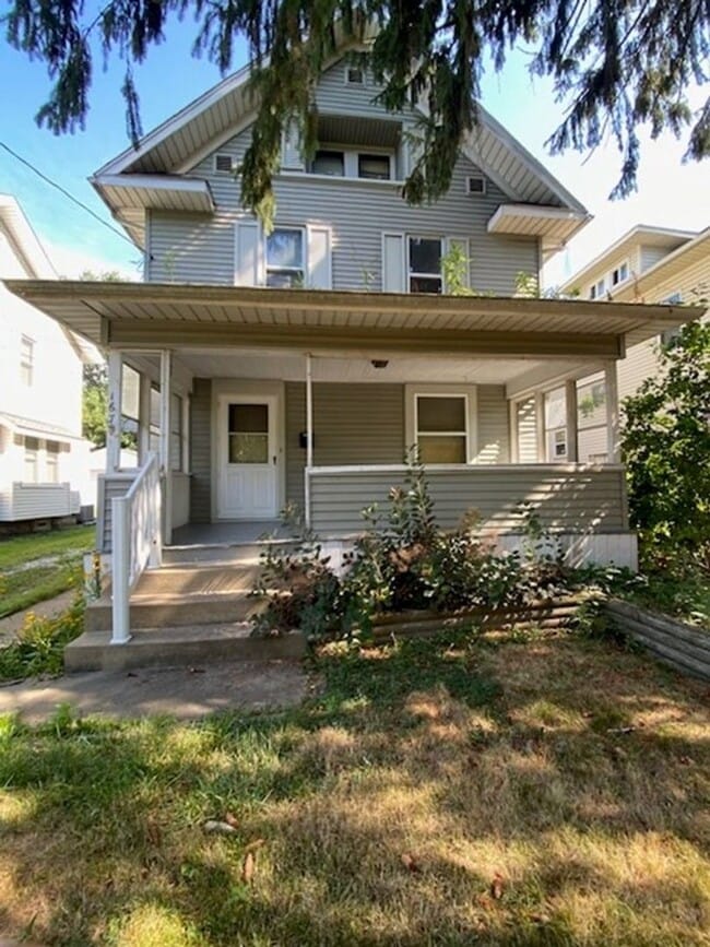 Building Photo - 167 E Mapledale Ave Rental