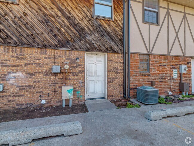 Building Photo - 2 Bedroom Townhome Unit 6