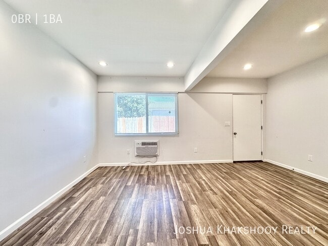 Photo - 14617 Gilmore St Unit 6