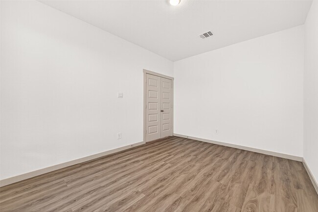Photo - 1107 Lakes Edge Ln