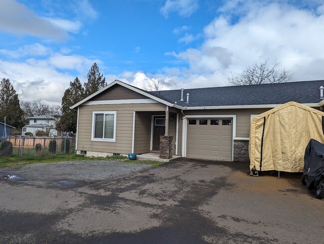 Photo - 713 E Main St