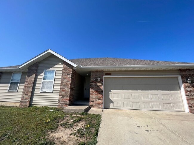 Building Photo - COMING SOON: Beautiful 3 bedroom / 2 bathroom house in Joplin Mo close to Missouri Southern with ...