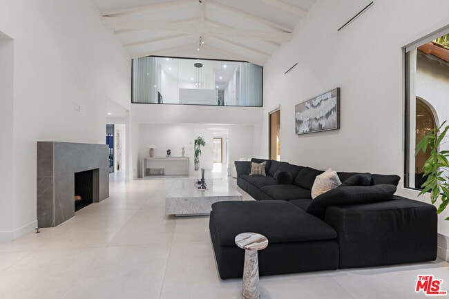 Building Photo - 201 S Bedford Dr