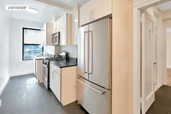 Photo - 210 E 68th St