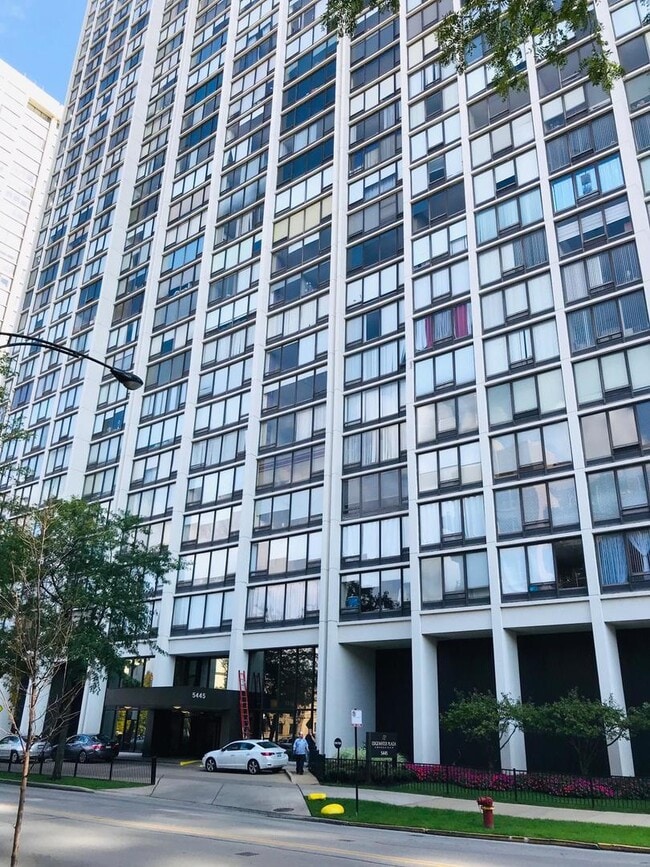 Building Photo - 5445 N Sheridan Rd Unit 1111