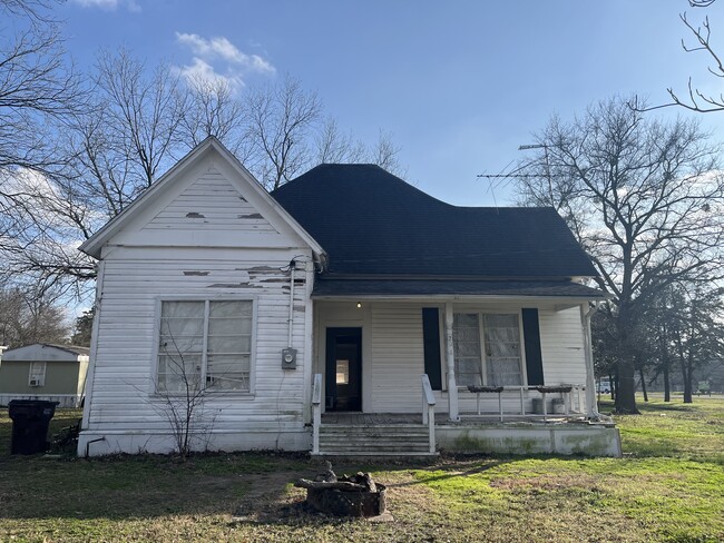 Front of house with a large porch! - 201 W Kirby Casa