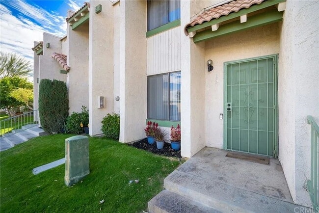 Beautifully Updated 2-Bedroom Townhome in Lakeview Villas!