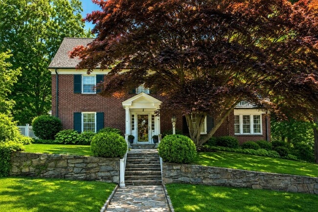 Building Photo - Manor Woods 5 Bedroom 2.5 Bathroom Colonial Home