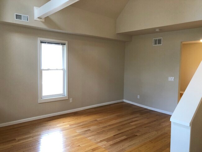 Lofted living Room w/hardwood floors - 954 1/2 Jenifer St Unit 954.5