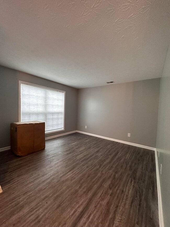 Photo - 508 Newbury Way