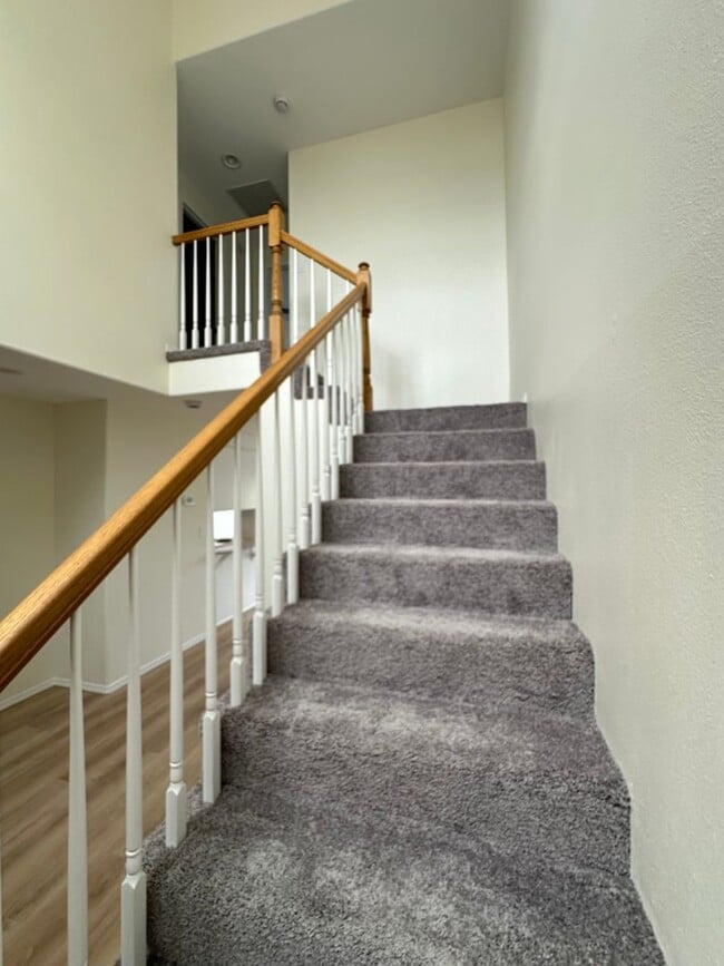 Photo - Shopper's Delight- Central Vancouver 2/ 2.5 Townhouse