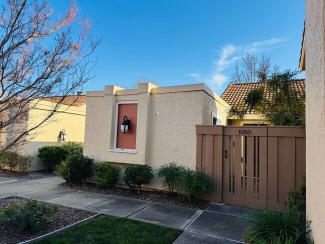 Building Photo - Wonderful, single level townhome w/attached garage available for move-in now!