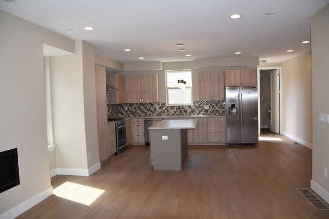 Photo - 712 W 1st Ave