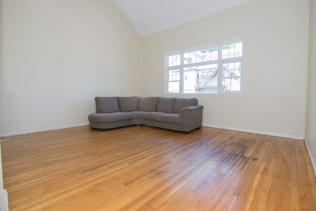 Photo - CENTRAL AIR - AWESOME ALLSTON 5 BED/3 BATH TOWNHOUSE FOR 9/1