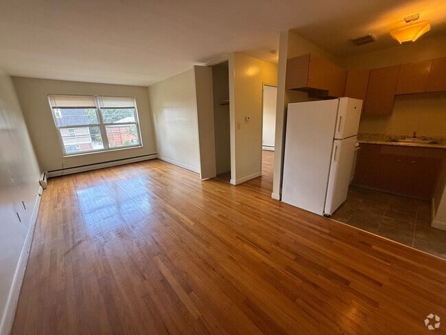 Building Photo - Beautifully-Maintained 1-Bedroom & Central... Unit 23A Rental
