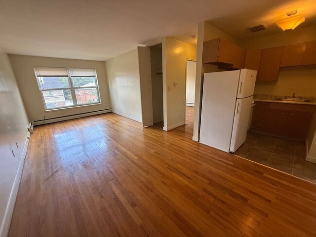 Building Photo - Beautifully-Maintained 1-Bedroom & Central... Unit 23A Rental