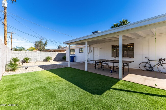 Building Photo - 1308 W 6th St