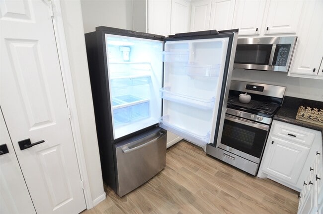 Building Photo - 2201 Naomi St