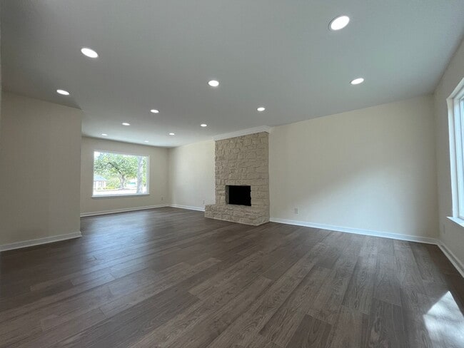 Photo - JUST RENOVATED 4/2.5 IN GREAT LEANDER LOCA...