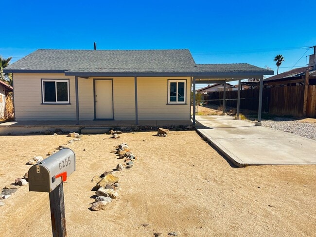 Adorable 2 Bedroom 1 Bathroom Home - Adorable 2 Bedroom 1 Bathroom Home