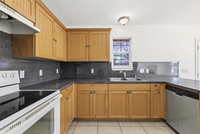 Photo - 201 Green Oaks Loop