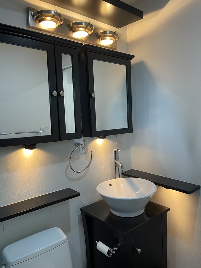 Photo - 1006 NE 11th St Unidad Back