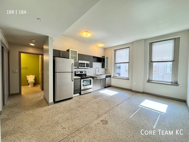 Building Photo - 306 E 12th St Unit 212