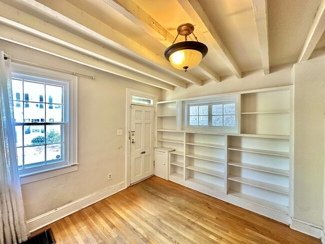 Photo - Glamorous Georgetown 2 Bedroom Historic Row Home with Patio