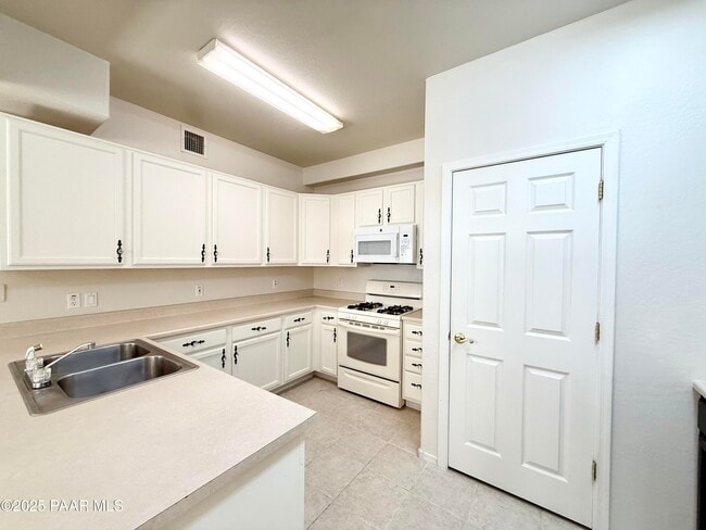 Photo - 1131 Hughes St