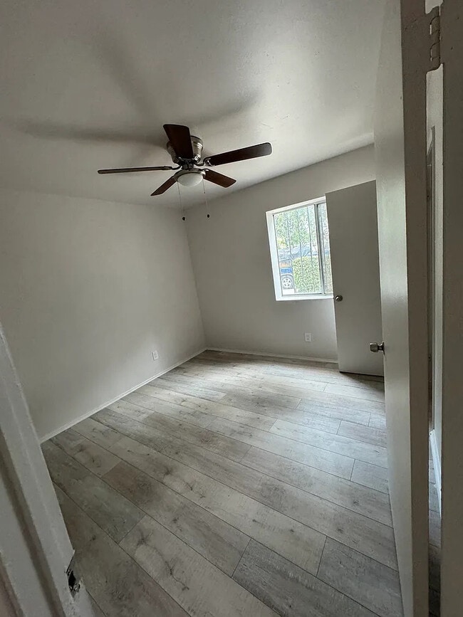 Building Photo - 118 E 84th Pl