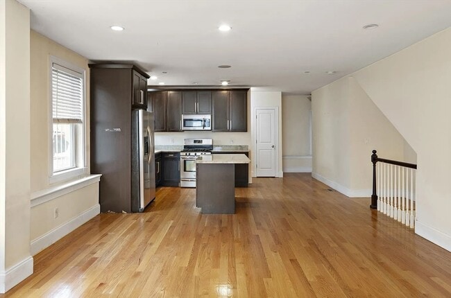 Building Photo - 178 W Fourth St Unit 1A