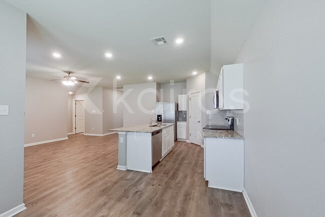 Photo - 200 Yardley Ct