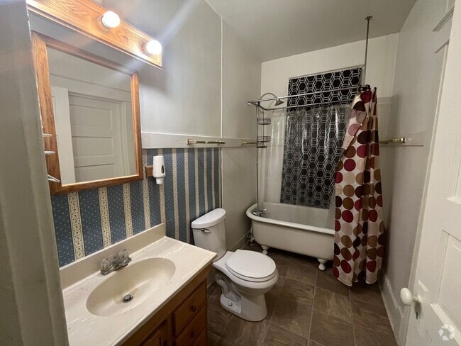 Building Photo - 2900 Brown St Unit -C Rental