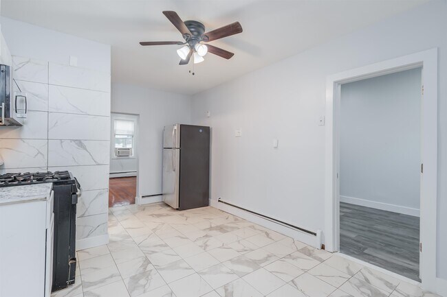 Photo - 25 W 10th St