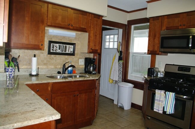 Building Photo - Clean, Efficient, recently renovated 3 Bed... Rental