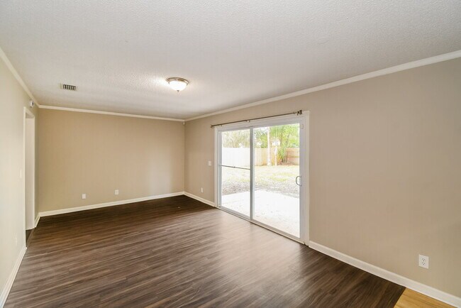 Photo - 3933 Gumwood Dr W